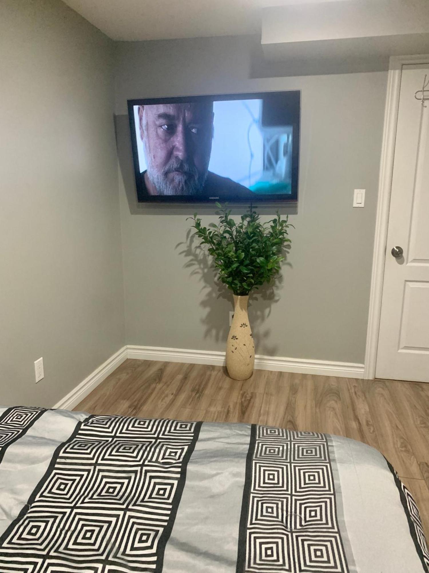 1 Room In A Cozy And Beautiful Basement جيلف المظهر الخارجي الصورة